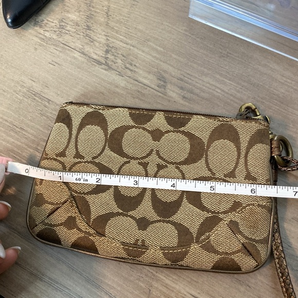 💚 Coach Tan and Brown Signature C’s Wristlet - Picture 4 of 5